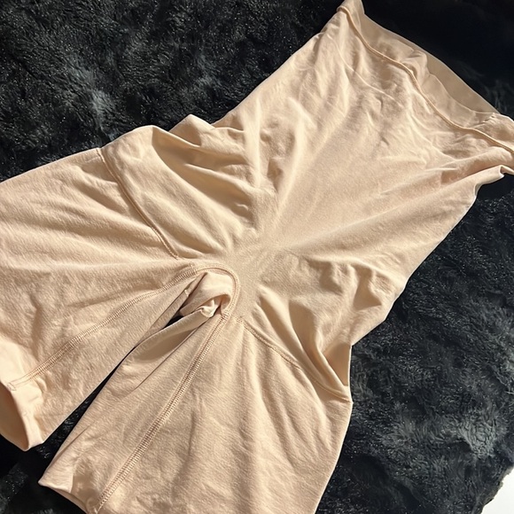 SPANX Women's Higher Power Tummy Control Shorts - Picture 6 of 7